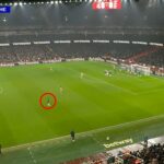 Chelsea poslala troch hráčov nahor, keď mal Arsenal rohový kop v súboji o Carabao Cup