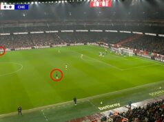 Prišla Chelsea na to, ako bojovať so super rohmi Arsenalu? Liam Rosenior debutuje s inovatívnou taktikou v Carabao Cup – ale funguje to? Chelsea poslala troch hráčov nahor, keď mal Arsenal rohový kop v súboji o Carabao Cup