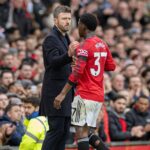 Michael Carrick a Kobbie Mainoo počas zápasu Premier League medzi Manchestrom United a Tottenhamom Hotspur na Old Trafford.