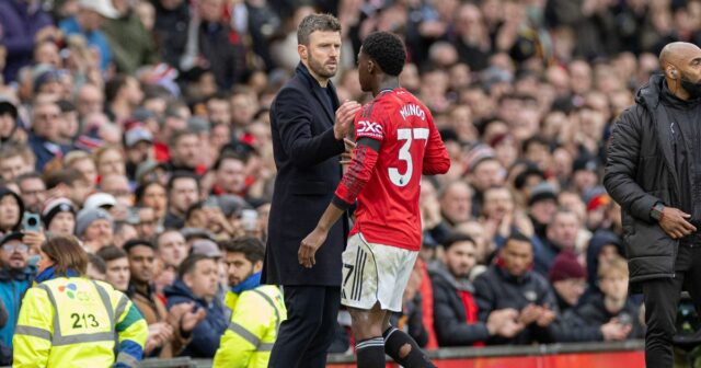 Michael Carrick a Kobbie Mainoo počas zápasu Premier League medzi Manchestrom United a Tottenhamom Hotspur na Old Trafford. 
