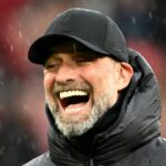 MANCHESTER, ANGLICKO – 7. apríla: Jurgen Klopp, manažér Liverpoolu, reaguje počas rozcvičky pred zápasom Premier League medzi Manchestrom United a Liverpoolom FC na Old Trafford 7. apríla 2024 v Manchestri v Anglicku. (Foto: Michael Regan/Getty Images)