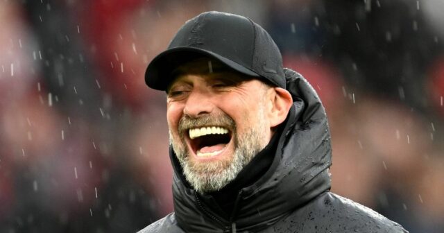 Problém Man Utd Jurgen Klopp odpovedal po tvrdení, že bývalému MANCHESTER, ANGLICKO – 7. apríla: Jurgen Klopp, manažér Liverpoolu, reaguje počas rozcvičky pred zápasom Premier League medzi Manchestrom United a Liverpoolom FC na Old Trafford 7. apríla 2024 v Manchestri v Anglicku. (Foto: Michael Regan/Getty Images)