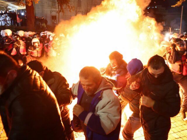 Protivládne protesty v Albánsku prerástli do násilia, zatknutých je najmenej 13 ľudí | Správy o protestoch
