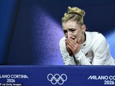 Prvá otvorene queer krasokorčuliarka tímu USA, ktorá odišla zo sociálnych médií pre komentáre proti Trumpovi v slzách po žalostnom výsledku zimných olympijských hier Amber Glenn sa počas krátkeho programu krasokorčuľovania žien rozplakala