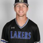 Vysokoškolský hráč bejzbalu, ktorý v stredu zomrel pri hroznej autobusovej havárii v Iowe, bol identifikovaný ako Carter Johnson, 19-ročný rodák z Južnej Dakoty známy ako „Tater“.