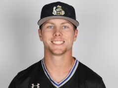 Prvák, 19, identifikovaný ako hráč zabitý pri hroznej havárii autobusu univerzitného baseballového tímu v Iowe, ktorá si vyžiadala 32 zranených Vysokoškolský hráč bejzbalu, ktorý v stredu zomrel pri hroznej autobusovej havárii v Iowe, bol identifikovaný ako Carter Johnson, 19-ročný rodák z Južnej Dakoty známy ako „Tater“.