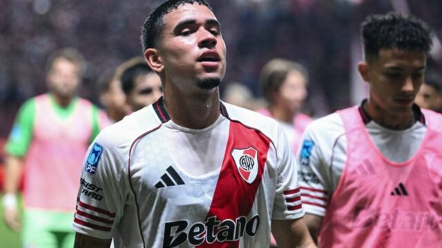 Prvý výlet Kendryho Paeza na River Plate vyvolal medzi fanúšikmi Prvý výlet Kendryho Paeza na River Plate vyvolal medzi fanúšikmi jednotnú reakciu