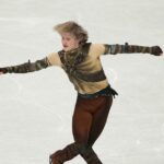 'Quad God' Ilia Malinin šetrí energiu, USA vedie tímové korčule