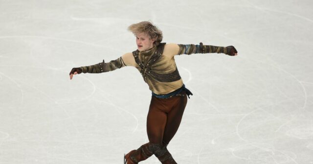 'Quad God' Ilia Malinin šetrí energiu, USA vedie tímové korčule
