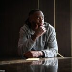 Aaron Wan-Bissaka je oblečený v novej teplákovej súprave a ticho hovorí, keď sa stretne s Daily Mail Sport.