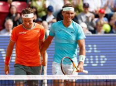 Rafael Nadal posiela správu Casperovi Ruudovi po tom, čo mu oznámil narodenie svojho prvého dieťaťa Foto OSCAR DEL POZO/AFP prostredníctvom Getty Images