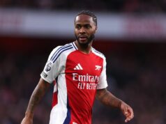 Raheem Sterling do Tottenhamu: Prestupový postoj odhalený po „nenamyslenej“ reklame Raheem Sterling počas zápasu Premier League medzi Arsenal FC a Crystal Palace FC na Emirates Stadium.