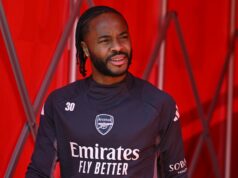 Raheem Sterling si našiel nový klub niekoľko týždňov po odchode z Chelsea, ako sa dohodlo na spojení s bývalou hviezdou Arsenalu Raheem Sterling z Arsenalu počas tréningu na Emirates Stadium