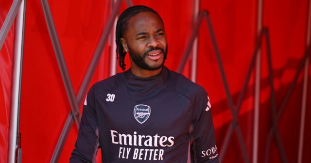 Raheem Sterling z Arsenalu počas tréningu na Emirates Stadium