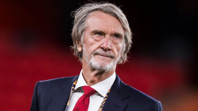 Billboard neďaleko Old Trafford z decembra 2023 zobrazujúci uvítací nápis v Manchestri s obrázkom Sira Jima Ratcliffa