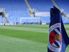 Reading Kitman dostal trest na šesť zápasov za ohavné homofóbne zneužívanie rozhodcu Celkový pohľad na štadión Select Car Leasing, domov Readingu