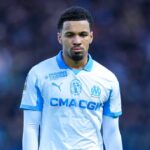 Ethan Nwaneri z Olympique de Marseille sa prizerá počas zápasu Ligue 1 McDonald's medzi Paris FC a Olympique de Marseille na Stade Jean Bouin 31. januára 2026 v Paríži vo Francúzsku.