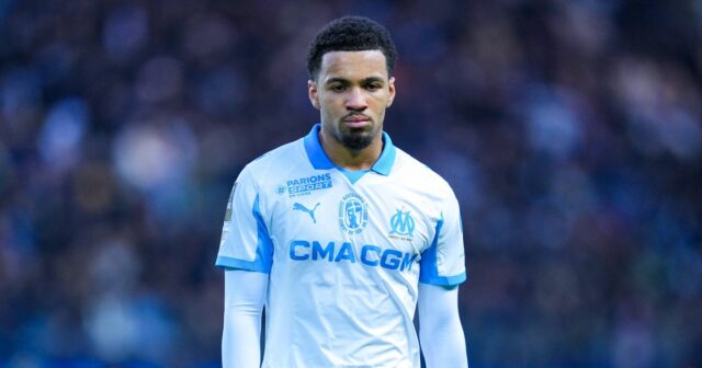 Ethan Nwaneri z Olympique de Marseille sa prizerá počas zápasu Ligue 1 McDonald's medzi Paris FC a Olympique de Marseille na Stade Jean Bouin 31. januára 2026 v Paríži vo Francúzsku. 