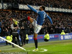 Recenzia: Tento skvele chybný a šialene nepredvídateľný súboj o titul je skvelou reklamou pre škótsky futbal Youssef Chermiti oslavuje svoj tretí gól pri výhre Rangers 4:2 nad Hearts na ihrisku Ibroxu