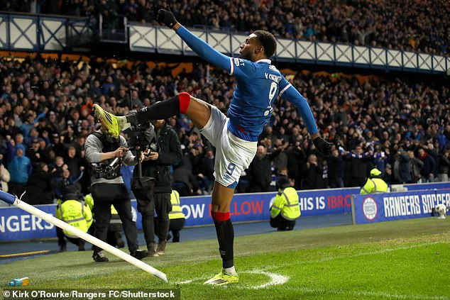 Recenzia: Tento skvele chybný a šialene nepredvídateľný súboj o titul Youssef Chermiti oslavuje svoj tretí gól pri výhre Rangers 4:2 nad Hearts na ihrisku Ibroxu