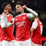 Ethan Nwaneri z Arsenalu oslavuje so spoluhráčmi zo strelenia prvého gólu svojho tímu počas zápasu štvrtého kola Carabao Cupu medzi Arsenalom a Brighton & Hove Albion na Emirates Stadium 29. októbra 2025 v Londýne v Anglicku.