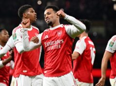 Rekordný brat Ethana Nwaneriho kráča v stopách hviezdy Arsenalu Ethan Nwaneri z Arsenalu oslavuje so spoluhráčmi zo strelenia prvého gólu svojho tímu počas zápasu štvrtého kola Carabao Cupu medzi Arsenalom a Brighton & Hove Albion na Emirates Stadium 29. októbra 2025 v Londýne v Anglicku.