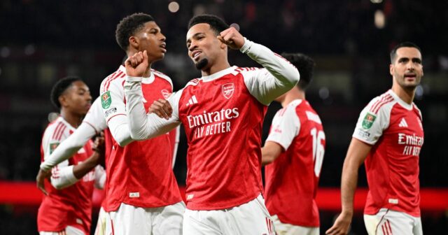 Ethan Nwaneri z Arsenalu oslavuje so spoluhráčmi zo strelenia prvého gólu svojho tímu počas zápasu štvrtého kola Carabao Cupu medzi Arsenalom a Brighton & Hove Albion na Emirates Stadium 29. októbra 2025 v Londýne v Anglicku.