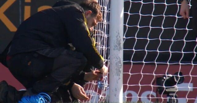 Remíza FA Cupu sa oneskorila, pretože protestné lietadlo preletelo nad štadiónom a pokazila sa bránka | Futbal | Šport
