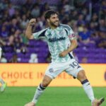 Revolučný podpis M Carles Gil predĺžil zmluvu