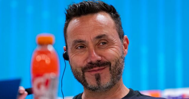 Roberto De Zerbi, hlavný tréner Olympique de Marseille, sa usmieva v tlačovej miestnosti počas tréningu a tlačovej konferencie pred zápasom Ligy majstrov UEFA 2024/25 proti Realu Madrid