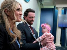 Riley Gaines predstavuje malú dcéru v reklame XX-XY Athletics Riley Gaines predstavuje malú dcéru v reklame XX-XY Athletics