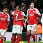 Gabriel Jesus z Arsenalu sleduje štvrťfinálový zápas Carabao Cupu medzi Arsenalom a Crystal Palace na Emirates Stadium 23. decembra 2025 v Londýne v Anglicku.