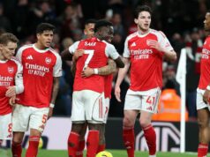 Rio Ferdinand vyzdvihuje hviezdu Arsenalu, ktorá môže pomáhať v šatni v boji o titul Gabriel Jesus z Arsenalu sleduje štvrťfinálový zápas Carabao Cupu medzi Arsenalom a Crystal Palace na Emirates Stadium 23. decembra 2025 v Londýne v Anglicku.