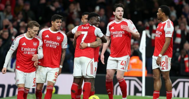 Gabriel Jesus z Arsenalu sleduje štvrťfinálový zápas Carabao Cupu medzi Arsenalom a Crystal Palace na Emirates Stadium 23. decembra 2025 v Londýne v Anglicku.