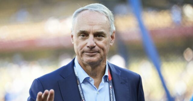 Rob Manfred vzďaľuje MLB od stoličky LA28 Casey Wasserman

