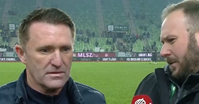 Robbie Keane, hlavný tréner Ferencvarosi TC, sleduje pred zápasom MD8 fázy Ligy UEFA 2025/26 medzi Nottingham Forest FC a Ferencvarosi TC