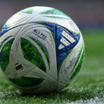 Robin Van Persie odmieta opustiť vedenie napriek riziku, že bude prepustený