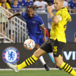 Robin van Persie bráni bývalú hviezdu Liverpoolu pred „nevhodnou“ kritikou