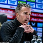 Robin van Persie sa vracia k „nevhodnej“ kritike Raheema Sterlinga po tom, čo bývalá hviezda Chelsea v exile bola počas debutu Feyenoordu označená ako „Bambi on Ice“