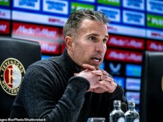 Robin van Persie sa vracia k „nevhodnej“ kritike Raheema Sterlinga po tom, čo bývalá hviezda Chelsea v exile bola počas debutu Feyenoordu označená ako „Bambi on Ice“ Robin van Persie sa vracia k „nevhodnej“ kritike Raheema Sterlinga po tom, čo bývalá hviezda Chelsea v exile bola počas debutu Feyenoordu označená ako „Bambi on Ice“
