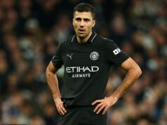 Rodriho pomýlená teória, že rozhodcovia sú naklonení a diskriminujú Man City, je nebezpečnou fantáziou porazeného. Mal by vysať fakt, že Arsenal môže byť lepší. FA mu musí dať facku dlhým zákazom, píše OLIVER HOLT Po nedeľňajšej remíze Manchestru City so Spurs Rodri povedal, že „ľudia nechcú, aby sme vyhrali“, pričom zapálil sebaisté rozhorčenie oprávneného hráča, ktorý chce obviňovať kohokoľvek okrem seba.