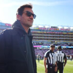 SANTA CLARA, KALIFORNIA - 8. FEBRUÁRA: Roger Federer sa pozerá z ihriska pred Super Bowl LX medzi Seattle Seahawks a New England Patriots na Levi's Stadium 8. februára 2026 v Santa Clara v Kalifornii. (Foto: Ronald Martinez/Getty Images)