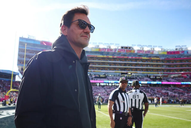 SANTA CLARA, KALIFORNIA - 8. FEBRUÁRA: Roger Federer sa pozerá z ihriska pred Super Bowl LX medzi Seattle Seahawks a New England Patriots na Levi's Stadium 8. februára 2026 v Santa Clara v Kalifornii. (Foto: Ronald Martinez/Getty Images)