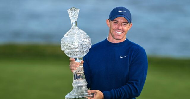 Rory McIlroy zo Severného Írska sa usmieva s turnajovou trofejou po víťazstve dvoma údermi vo finálovom kole AT&T Pebble Beach Pro-Am na Pebble Beach Golf Links 2. februára 2025 v Pebble Beach v Kalifornii.