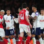 Rozhodca Peter Bankes gestikuluje počas zápasu Premier League medzi West Ham United a Manchester United na londýnskom štadióne 7. mája 2023 v Londýne v Spojenom kráľovstve.