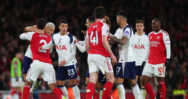 Rozhodca Peter Bankes gestikuluje počas zápasu Premier League medzi West Ham United a Manchester United na londýnskom štadióne 7. mája 2023 v Londýne v Spojenom kráľovstve. 