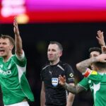 BIRMINGHAM, ANGLICKO - 14. FEBRUÁRA: Kieran Trippier, Dan Burn a Sandro Tonali z Newcastlu United reagujú po tom, čo rozhodca Chris Kavanagh a asistent rozhodcu Nick Greenhalgh neudelili penaltu počas zápasu štvrtého kola Emirates FA Cup medzi Aston Villa a Newcastle United 14. februára 2026 v anglickom Birminghame. (Foto: Dan Istitene/Getty Images)