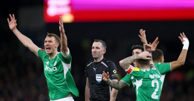 Rozhodca Premier League napadol po zápase FA Cupu „najhoršie rozhodnutie, BIRMINGHAM, ANGLICKO - 14. FEBRUÁRA: Kieran Trippier, Dan Burn a Sandro Tonali z Newcastlu United reagujú po tom, čo rozhodca Chris Kavanagh a asistent rozhodcu Nick Greenhalgh neudelili penaltu počas zápasu štvrtého kola Emirates FA Cup medzi Aston Villa a Newcastle United 14. februára 2026 v anglickom Birminghame. (Foto: Dan Istitene/Getty Images)