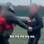 Obrázok zobrazujúci niekoľko jednotlivcov zapojených do fyzickej hádky na poli s príslovím