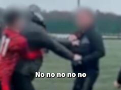 Rozhodca opúšťa detský rugbyový zápas, pretože dospelí sa hádajú a deti sa snažia zastaviť násilie Obrázok zobrazujúci niekoľko jednotlivcov zapojených do fyzickej hádky na poli s príslovím